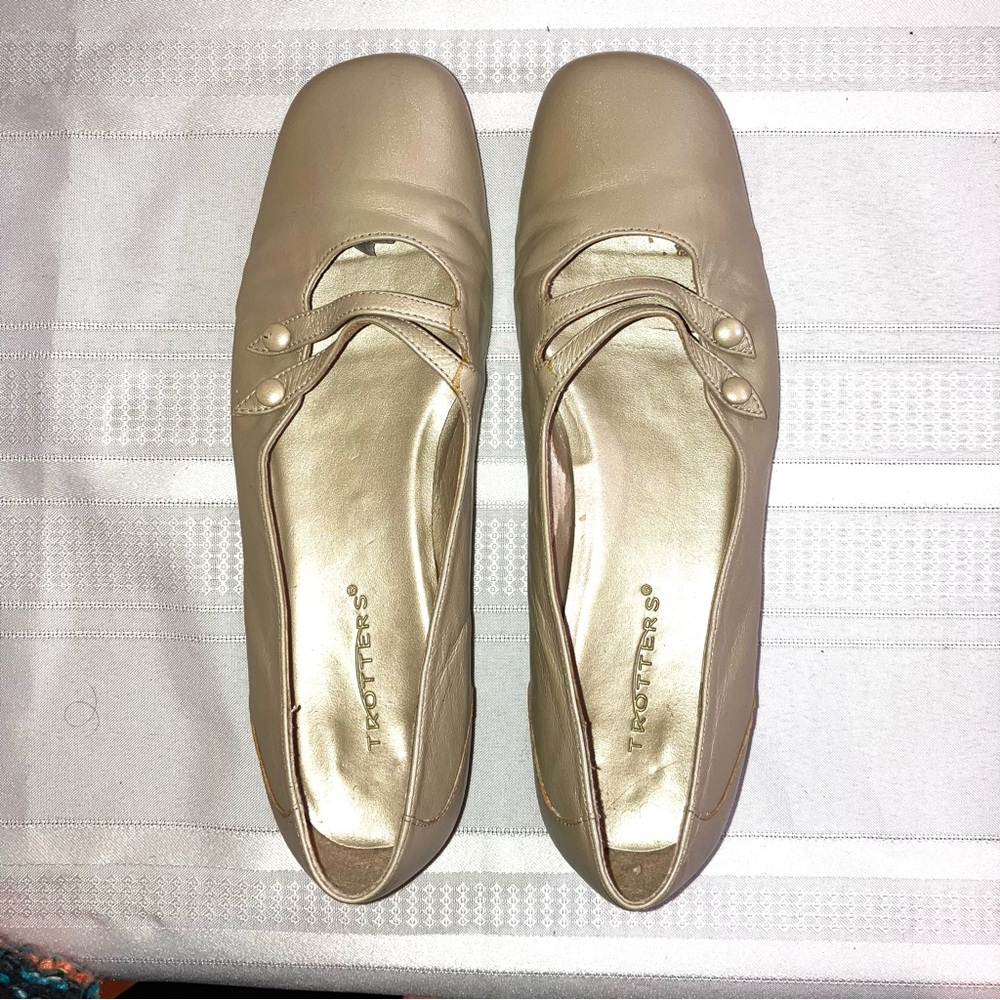 Cute Gold Tan Leather Trotters Mary Jane Flats